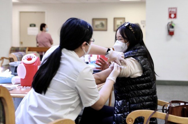 Obyvatel dostává dávku vakcíny proti COVID-19 v Pasadeně v Los Angeles, Kalifornie, USA, 15. ledna 2021. (Xinhua)
