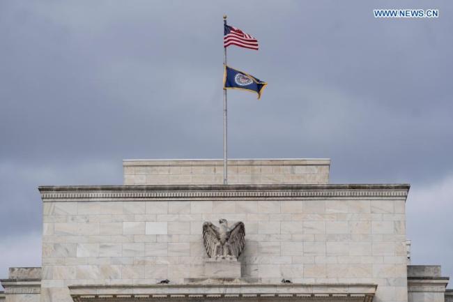 Fotografie pořízená 27. ledna 2021 ukazuje americký Federální rezervní systém ve Washingtonu, D.C., USA. Federální rezervní systém USA ve středu udržel svou referenční úrokovou sazbu beze změny na rekordně nízké úrovni téměř nulové, protože země se potýká se zpomalením hospodářského oživení uprostřed narůstajících případů COVID-19. (Xinhua / Liu Jie)