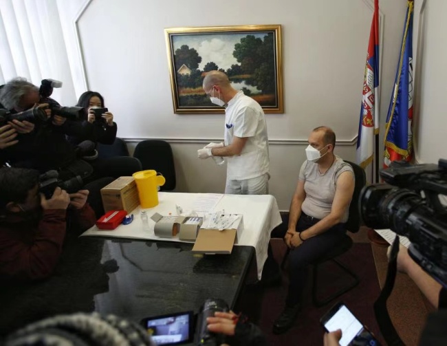 19. ledna byl srbský ministr zdravotnictví Zlatibor Loncar (vpravo) očkován čínskou vakcínou proti COVID-19 v srbském hlavním městě Bělehradu. (Foto s laskavým svolením Srbské tiskové agentury)