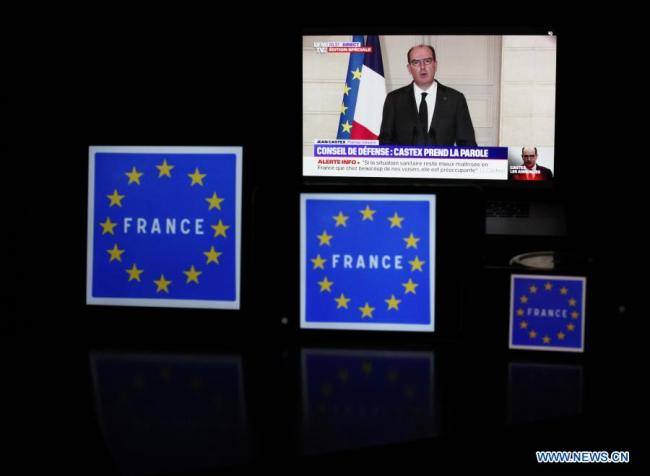 Fotografie pořízená v Paříži ve Francii 30. ledna 2021 zachycuje obrazovku s francouzským premiérem Jeanem Castexem na tiskové konferenci a fotografie francouzských hraničních značek. „Uděláme vše, co je v našich silách, abychom se vyhnuli novému lockdownu,“ uvedl v pátek francouzský premiér Jean Castex, když oznámil novou řadu přísnějších omezení včetně hraničních kontrol, která by zadržely COVID-19. Ve snaze doplnit noční zákaz vycházení, který „má skutečné výsledky, ale nedostatačující“, Francie od neděle uzavře hranice se zeměmi mimo Evropskou unii s výjimkou cestování ze zásadních důvodů. (Xinhua / Gao Jing)