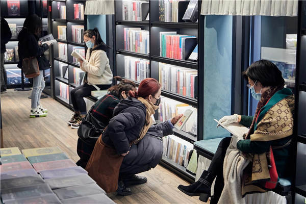 Nové knikupectví a divadlo Duoyun v Šanghaji je také místem konání mini divadelních představení, zkoušek a přednášek. [Fotografie: Gao Erqiang (Kao Er-čchiang) / China Daily]
