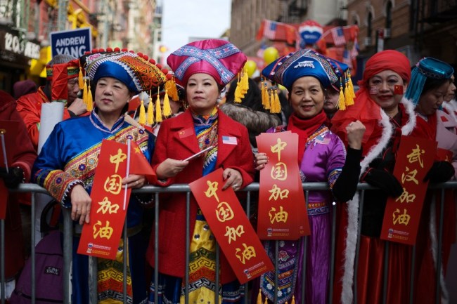 Lidé se účastní přehlídky na čínský lunární Nový rok v čínské čtvrti na Manhattanu v New Yorku v USA, 9. února 2020. (Xinhua / Li Muzi)
