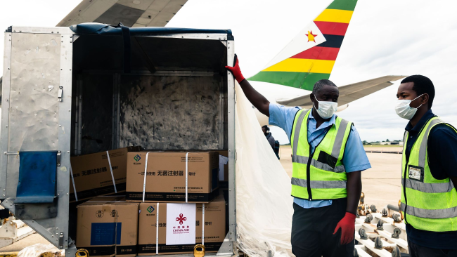 První zásilka 200 tisíc dávek vakcíny proti COVID-19 poskytnutá Čínou dorazila na mezinárodní letiště Roberta Mugabeho v Harare v Zimbabwe dne 15. února 2021. / CFP