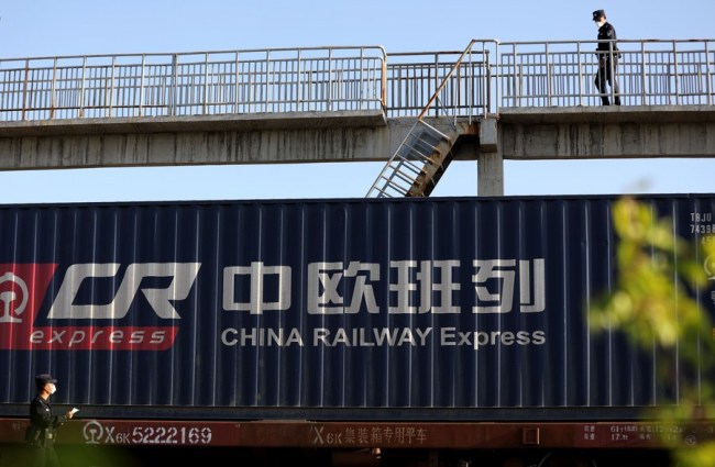 Odchozí nákladní vlak mezi Čínou a Evropou v průsmyku Horgos Pass v severozápadní čínské Ujgurské autonomní oblasti Xinjiang (Sin-ťiang), 20. dubna 2020. / Xinhua
