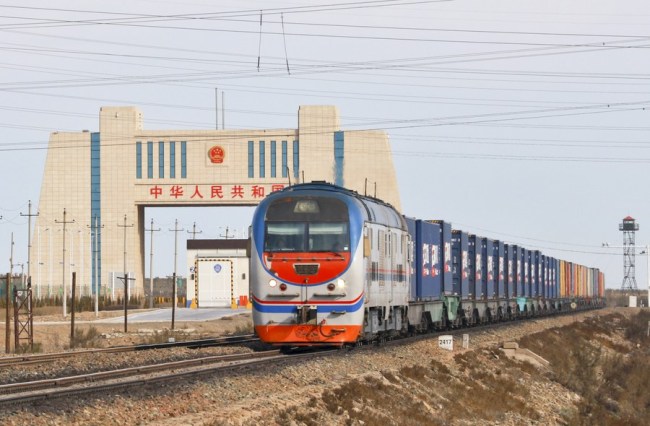 První nákladní vlak Londýn-Yiwu přepravující britské výrobky vstupuje do Číny průsmykem Alataw v čínské Ujgurské autonomní oblasti Xinjiang (Sin-ťiang) v severozápadní Číně, 24. dubna 2017. (Xinhua / Zhang Yongheng)