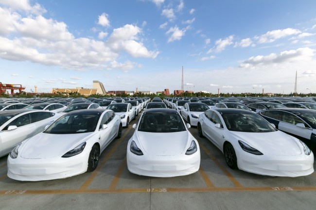 Fotografie pořízená 19. října 2020 ukazuje vozy Tesla Model 3 vyrobené v Číně, které budou vyvezeny do Evropy z přístavu Waigaoqiao v Šanghaji ve východní Číně, 19. října 2020. SLEDOVAT TITULKY XINHUA V LISTOPADU. 28, 2020 (Xinhua / Wang Xiang)
