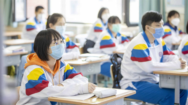 Snímek: Studenti ve třídě ve škole v severočínském Tianjinu (Tchien-ťin); 20. dubna 2020. / CFP