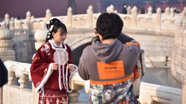 Žena v tradičním čínském oblečení Hanfu pózuje pro fotografii v Zakázaném městě v čínském Pekingu, 12. února 2021. / CFP