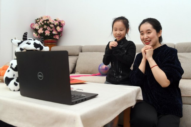 Zhu Qianyue (Ču Čchien-jüe, vlevo) a její matka Wu Jingyu (Wu Ťing-jü) posílají novoroční pozdravy svým přátelům do zámoří prostřednictvím videa z Pekingu, hlavního města Číny, 11. února 2021. (Xinhua / Ren Chao)