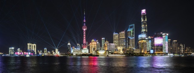 http://images.china.cn/site1007/2021-02/22/a587850c-23c6-4247-9ead-24ee43c1c0a5.jpg<br><br>Fotka pořízená 4. listopadu 2020 ukazuje světelnou show v oblasti Lujiazui v Šanghaji ve východní Číně. [Photo/Xinhua]