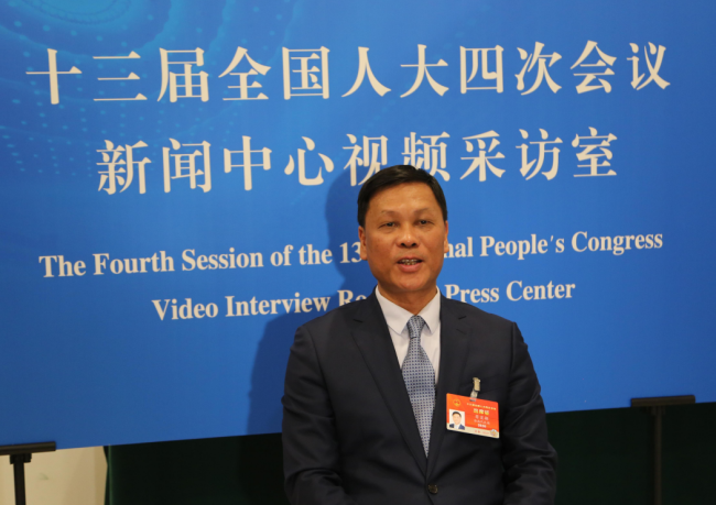 Na snímku je člen VSLZ a ředitele výboru pro rozvoj a reformu v provincii Hainan Fu Xuanchao (Fu Süan-čchao)