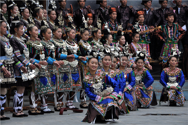 Pěvecký soubor zpívá velkou píseň národnostní menšiny Dong (Tung) v okresu Liping (Li-pching), která byla zařazena na seznam světového nehmotného kulturního dědictví. [Fotografii poskytl deník China Daily]