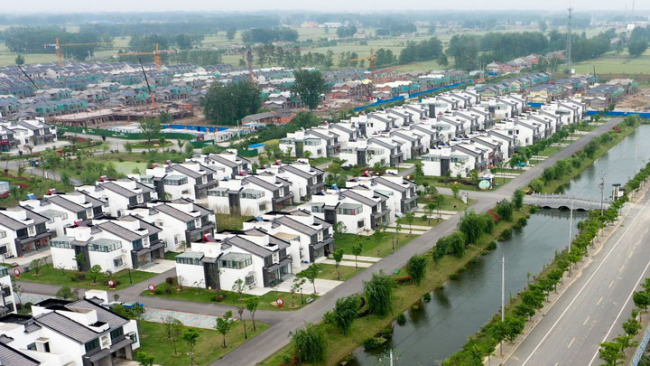 Snímek: Letecký snímek pořízený 11. května 2020 ukazuje obytné domy postavené pro zemědělce v městečku Lyuliang (Lü-liang) ve východočínské provincii Jiangsu. (Xinhua / Li Bo)