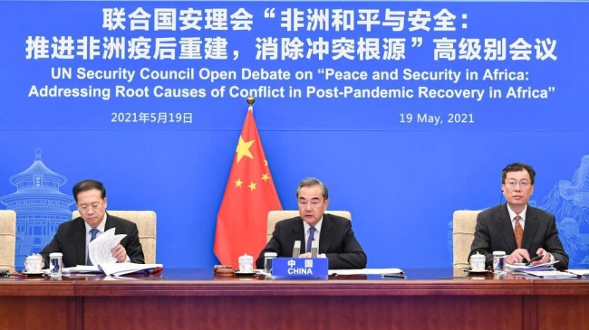 Člen čínské Státní rady a ministr zahraničních věcí Wang Yi (uprostřed) předsedá otevřené debatě Rady bezpečnosti OSN na téma „Mír a bezpečnost v Africe: Řešení hlavních příčin konfliktů při zotavení po pandemii v Africe“ prostřednictvím videokonference v Pekingu; dne 19. května 2021. / Xinhua