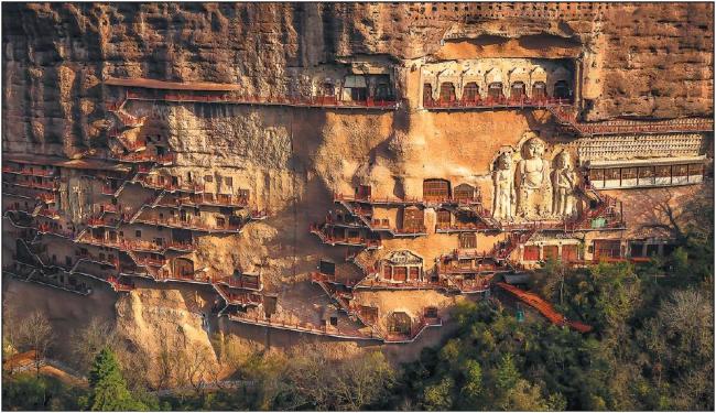Povodí Žluté řeky se může pochlubit nádhernou krajinou a kulturními památkami. Na snímku je horní část jeskyně Maijishan (Maj-ťi-šan) ve městě Tianshui (Tchien-šuej) v provincii Gansu (Kan-su). [Fotografie: China Daily]