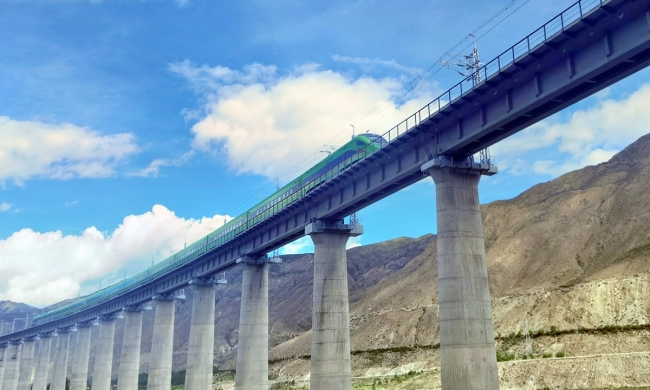Osobní vlak čínské drážní společnosti Fuxing se právě rozběhl na první himalájské elektrické železnici v Tibetské autonomní oblasti na jihu Číny. Photo: IC