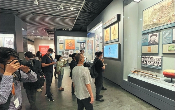 Lidé si prohlíží historické předměty ve výstavní hale. [Fotografie: Yang Feiyue / China Daily]