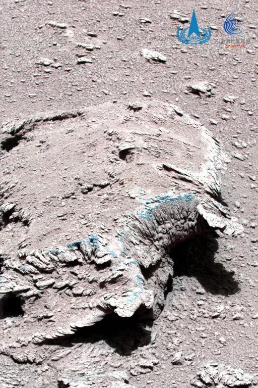 Skály a prach na Marsu. / CNSA