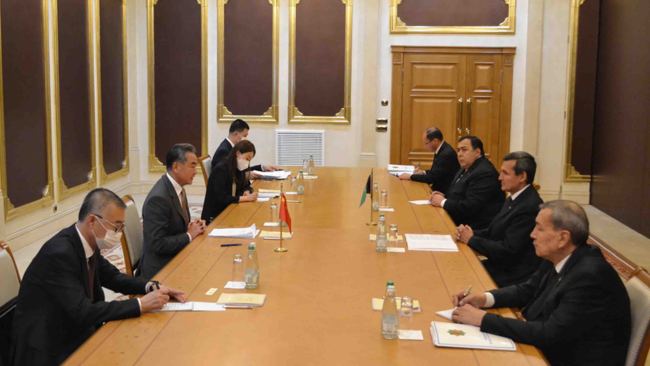 Člen čínské Státní rady a ministr zahraničních věcí Wang Yi (2. zleva) se setkal s turkmenským vicepremiérem a ministrem zahraničních věcí Rashidem Meredovem (2. zprava) v Aškabatu, hlavním městě Turkmenistánu, dne 12. července 2021. Fotografie: čínské ministerstvo zahraničních věcí
