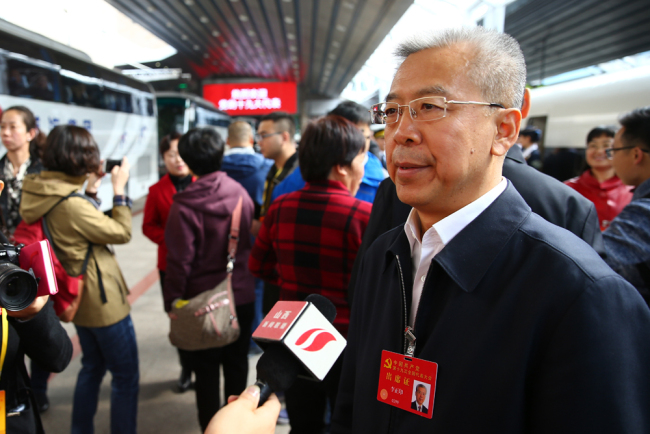 Comienzan a llegar a Beijing los delegados del XIX Congreso Nacional del PCCh