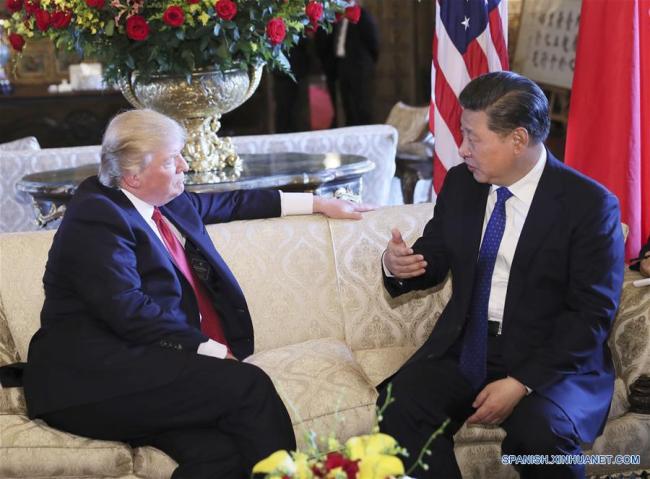 Xi Jinping se reúne con su homólogo de Estados Unidos Donald Trump en la residencia de Trump de Mar-a-Lago en Florida, Estados Unidos, el 6 de abril de 2017. (Xinhua/Lan Hongguang)