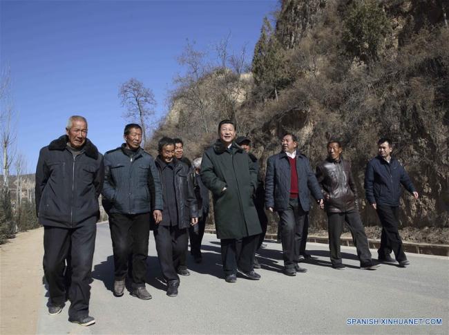 Xi Jinping visita a personas en la aldea de Liangjiahe, municipio de Wen'anyi del distrito de Yanchuan, en Yan'an, provincia de Shaanxi, en el noroeste de China, el 13 de febrero de 2015. (Xinhua/Lan Hongguang)