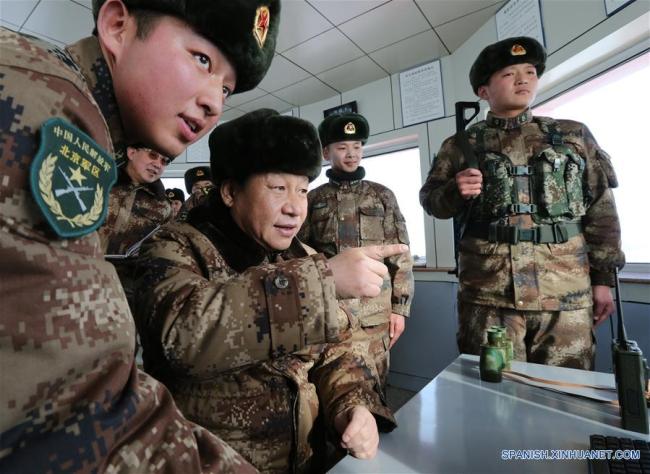 Xi Jinping visita a los soldados en servicio en un puesto fronterizo en la Región Autónoma de Mongolia Interior, en el norte de China, el 26 de enero de 2014. "Hoy, vigilaré junto con ustedes," dijo Xi a los soldados. (Xinhua/Li Gang)