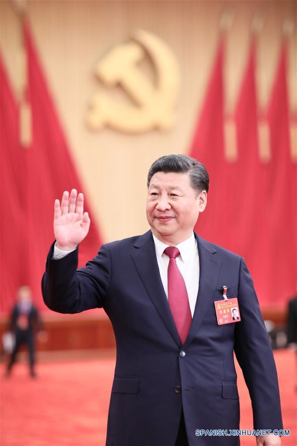 Xi Jinping se reúne con delegados, delegados invitados especialmente y participantes sin derecho a voto del XIX Congreso Nacional del Partido Comunista de China, en el Gran Palacio del Pueblo en Beijing, capital de China, el 25 de octubre de 2017. (Xinhua/Lan Hongguang)