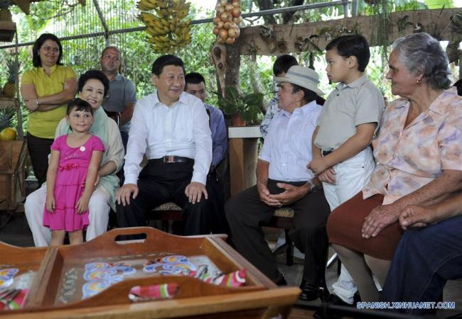 Xi Jinping conversa con miembros de una familia de agricultores locales durante una visita con su esposa Peng Liyuan a Costa Rica, el 3 de junio de 2013. (Xinhua/Zhang Duo)