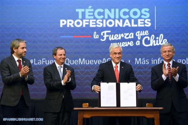 Piñera firma proyecto de ley para asegurar gratuidad en educación técnica 
