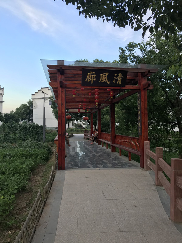 El pueblo de la aldea Zhoushi que se enriquece por el desarrollo industrial