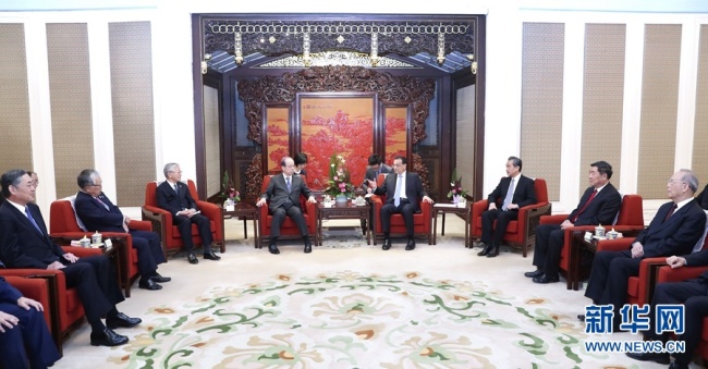 Li Keqiang conversó con ex primer ministro y delegación empresarial de Japón
