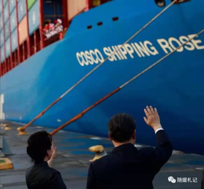 En el canal de Panamá, Xi Jinping y Peng Liyuan se despidieron con un gran barco de China.