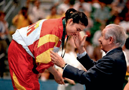 31 de julio de 1996. Juan Antonio Samaranch, entonces presidente del Comité Olímpico Internacional, entrega la medalla de oro a Deng Yaping en los Juegos Olímpicos de Atlanta.