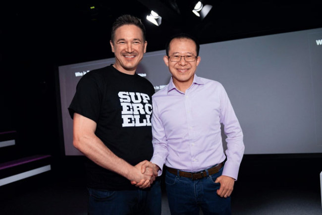 21 de junio de 2016. Encuentro entre Liu Chiping (der.), presidente de Tencent, e Ilkka Paananen, CEO de la empresa Supercell, en la sede de esta en Helsinki, Finlandia. Tencent compró el 84,3 % de las acciones de Supercell. CFP