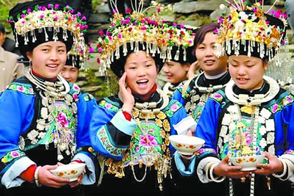 Costumbres de las minorías étnicas en la Fiesta de la Primavera(i)
