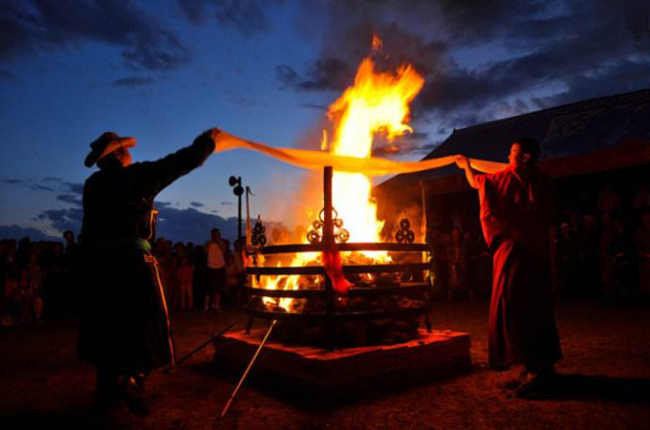 Ofrenda al dios del fuego de la etnia mongol