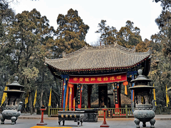 El emperador Huangdi fue enterrado en Qiaoshan, al norte del distrito de Huangling, provincia de Shaanxi. Yu Xiangjun