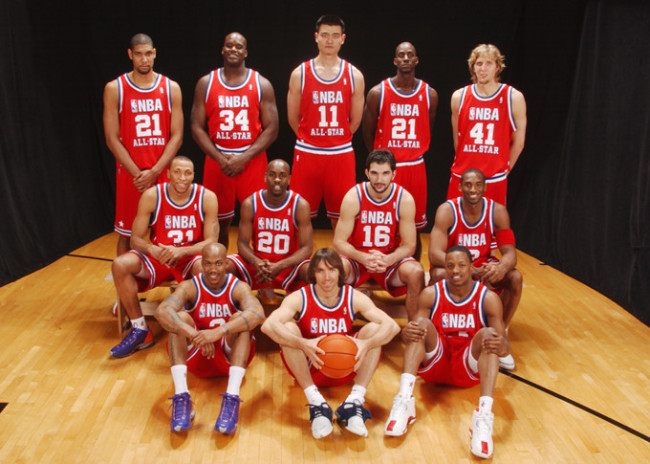 Yao Ming, (centro de la tercera fila) y Stephon Marbury (izda. de la primera fila), escogidos para jugar con el Oeste el All Star.