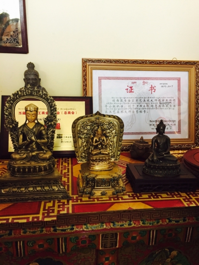 Estudiar y trabajar fuertemente la artesanía tibetana
