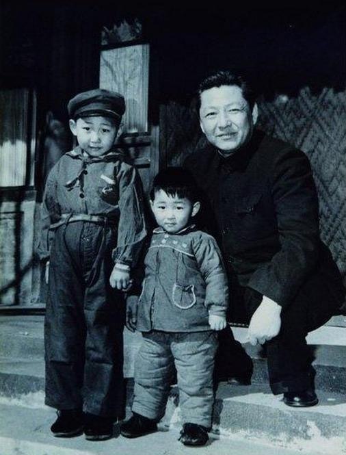 En 1958, Xi Zhongxun con sus hijos Xi Jinping y Xi Yuanping.