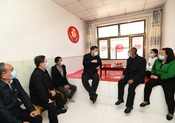 El 11 de mayo de 2020, en la nueva aldea de Fangcheng, ciudad de Datong, provincia de Shanxi, Xi Jinping conversó con la familia del aldeano Bai Gaoshan mientras estaban sentados en un "kang".