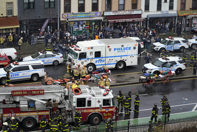 En la estación de Brooklyn del metro de Nueva York, se produjo un tiroteo en el que una mujer embarazada de 28 años, un niño de 12 años y otros 20 pasajeros inocentes recibieron disparos.