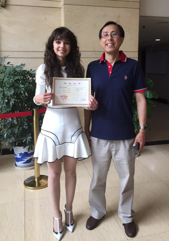 Durdu ricevis diplomon en kurso de la ĉina lingvo donitan de Pekina Normala Universitato.