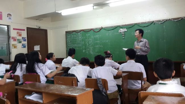 Wang Guofan faris instruadon en Filipinoj