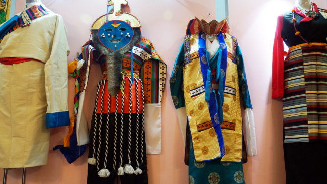 L’exposition des vêtements tibétains dans le bâtiment spécial de molarité