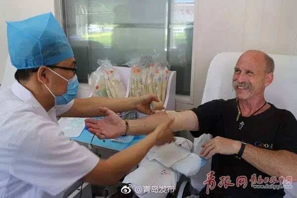 Un professeur étranger de Qingdao donne son sang 28 fois et finance 22 enfants chinois