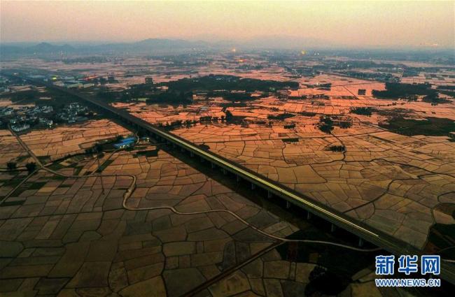 Guangxi : quand le TGV traverse les champs
