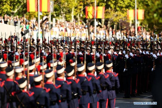 Des soldats participent à un défilé organisé à l'occasion de la fête nationale, à Madrid, capitale espagnole, le 12 octobre 2017. L'Espagne a organisé jeudi un défilé traditionnel à Madrid pour célébrer sa fête nationale. (Photo: Guo Qiuda)