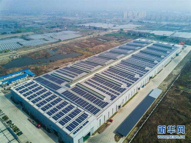 Selon des données du Bureau national des Energies de Chine, fin 2016, la nouvelle capacité des générateurs photovoltaïques atteignait 34,54 millions de kilowatts sur une capacité totale 77,42 millions de kilowatts, soit deux records mondiaux. Selon le « Programme de développement des énergies renouvelables pour le 13e plan quinquennal », lors du 13e quinquennat, le montant total des investissements dans les énergies renouvelables atteindra 2500 milliards de yuans et en 2020 la capacité installée des générateurs photovoltaïques atteindra 110 millions de kilowatts. Les investissements dans le domaine des nouvelles énergies à l’étranger se sont accélérés. Selon des analyses, la Chine est déjà devenue la locomotive dans ce secteur au niveau mondial. 